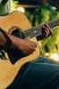 Gitarre Player in Garden